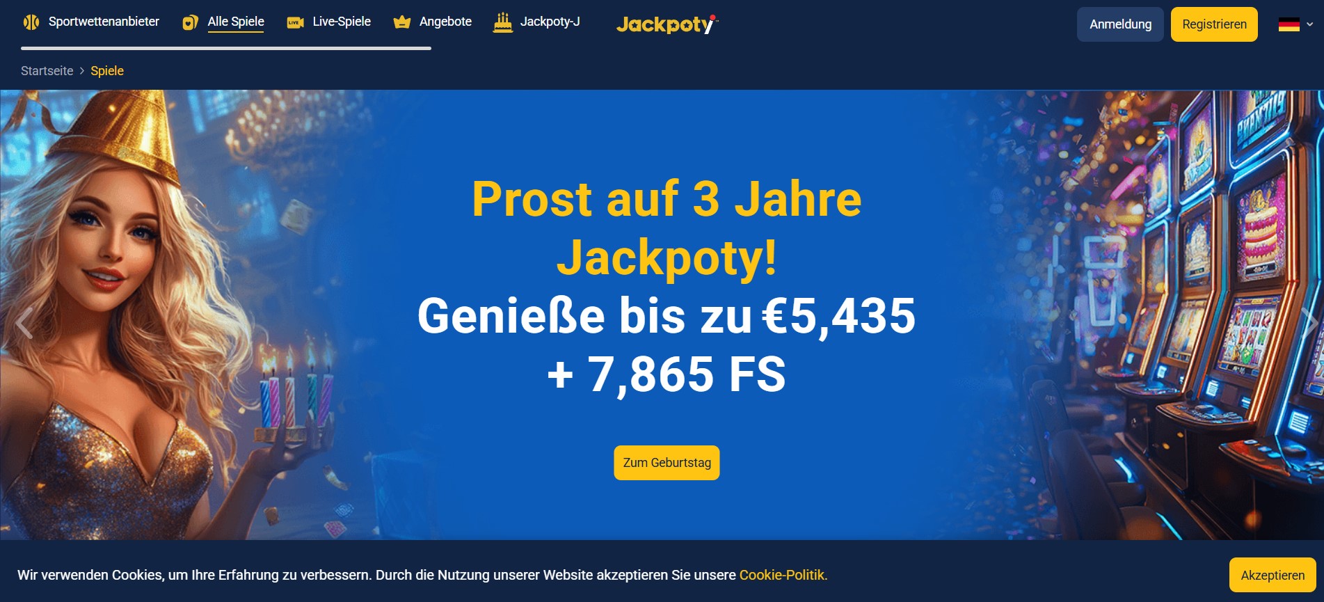 Eine Webseite mit einem blauen Hintergrund, die ein Jubiläum feiert. Links ist eine Frau in einem glitzernden Kleid und Partyhut zu sehen, die eine Handvoll Geburtstagskerzen hält. Rechts sind mehrere Spielautomaten zu sehen. In der Mitte steht der Text: "Prost auf 3 Jahre Jackpoty! Genieße bis zu €5,435 + 7,865 FS". Oben gibt es Navigationslinks zu verschiedenen Spielkategorien und unten einen Hinweis zur Cookie-Politik.